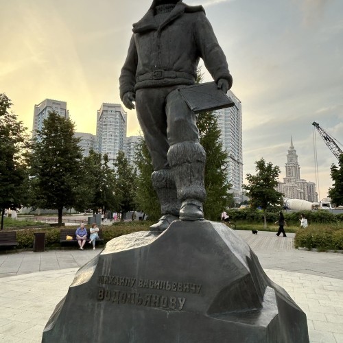 Пешком по страницам истории Москвы: персональное погружение в тайны Кремля и легенды авиации