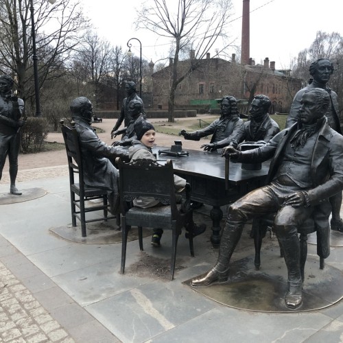 «Мы гуляем с дядей Петей!» семейная аудиоэкскурсия в Петербурге