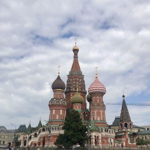 «Москва — это Красная площадь, Москва — это звёзды Кремля...»
