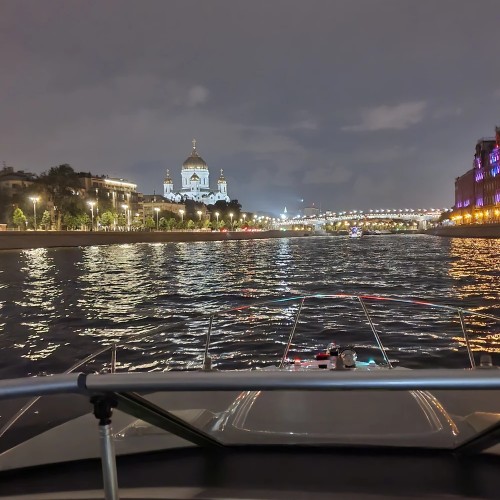 Речная прогулка на катере по центру Москвы