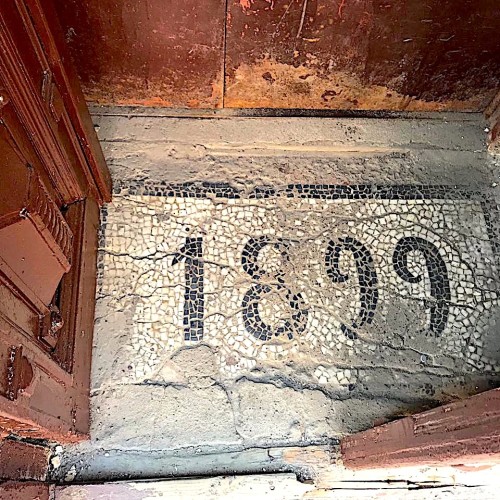 Доходные дома, дворы-колодцы и парадные лестницы