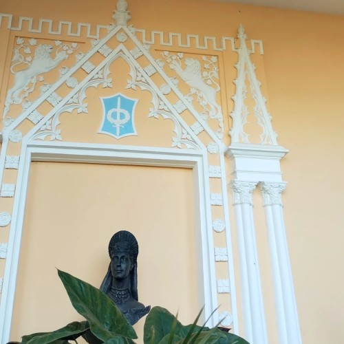 Готика в Петергофе: парк «Александрия»