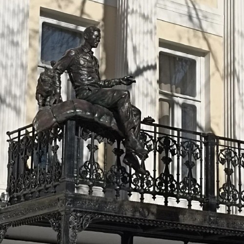 За каждым успешным мужчиной стоит великая женщина