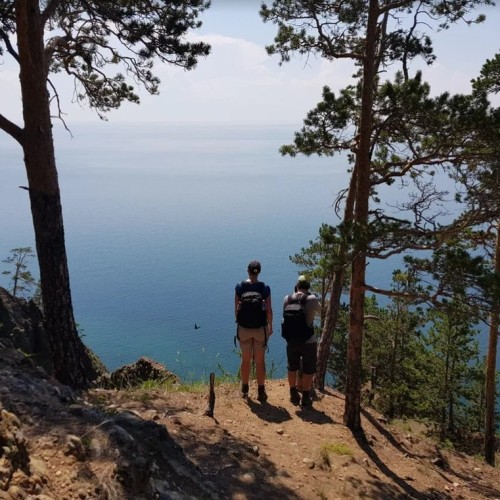 Треккинг по экотропе вдоль озера Байкал