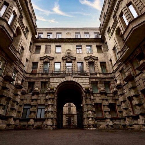 Секреты Петроградской стороны: дворы-колодцы, парадные и доходные дома