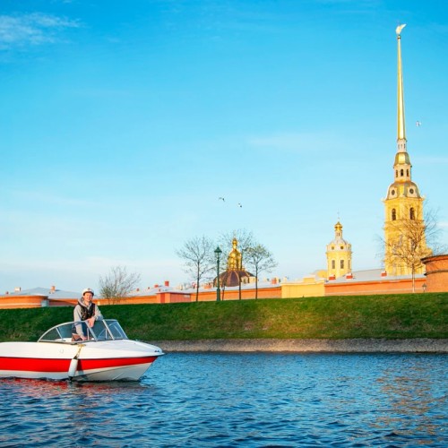 На катере — к центральным достопримечательностям, островам или просторам залива