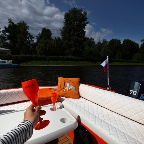 На стильном катере — к самому высокому зданию Европы