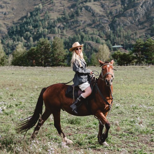 Тур на Алтай с фотографом: эстетичные кадры, съёмки с реквизитом, глэмпинги и топовые места