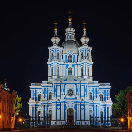 Смольный за 300 лет: от Смольного двора до убийства Кирова