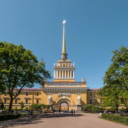 Петербург — как витрина Империи: масштаб площадей и роскошь дворцов от Петра до Путина