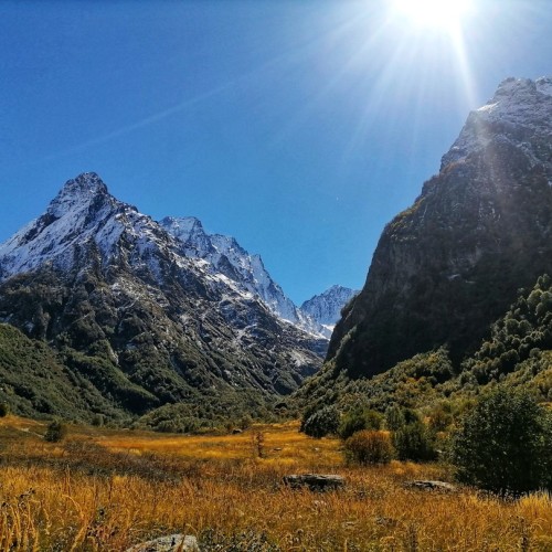 А давай в Домбай? Треккинг без рюкзаков