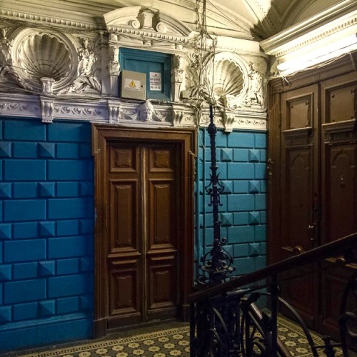 Доходные дома, дворы-колодцы и парадные лестницы