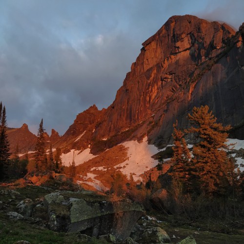 Сокровища природного парка «Ергаки»: треккинг с рюкзаками и ночёвками в палатках