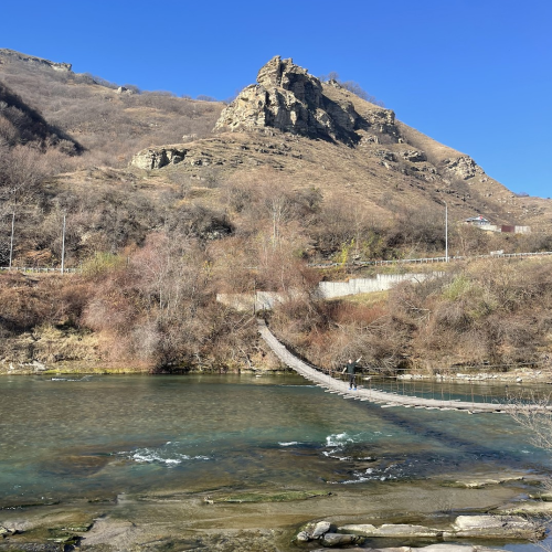 Небольшой компанией по Домбаю: от пещер до вершин и озёр