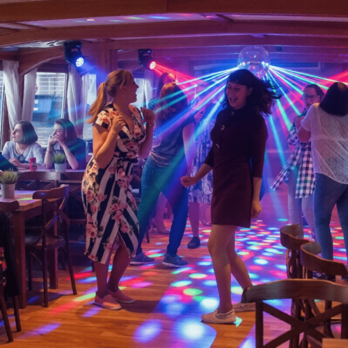 Танцы на теплоходе под разводными мостами — в Санкт-Петербурге