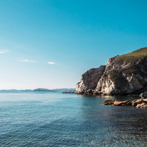 По волнам Японского моря на яхте с маской, сапом и деликатесами (мини-группа)