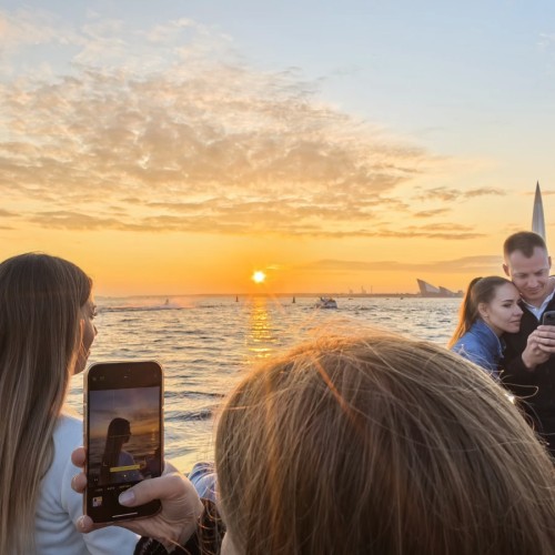 Вояж на элитном теплоходе в сопровождении гида и живой музыки