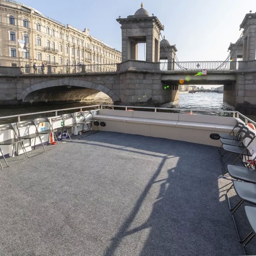 Часовая прогулка на теплоходе от Петропавловской крепости