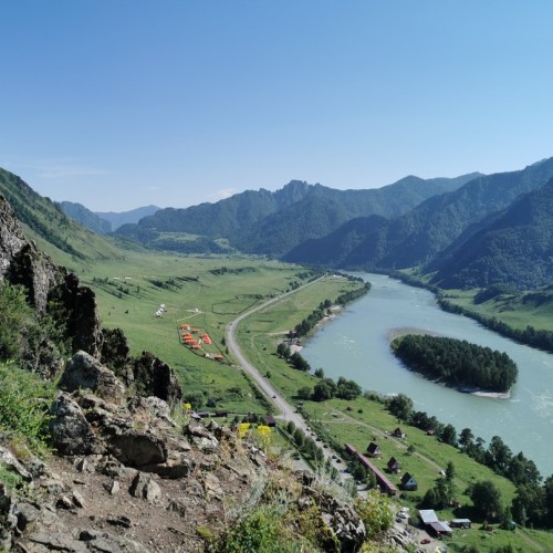 Автотур по весеннему Алтаю: фиолетовые горы и места силы