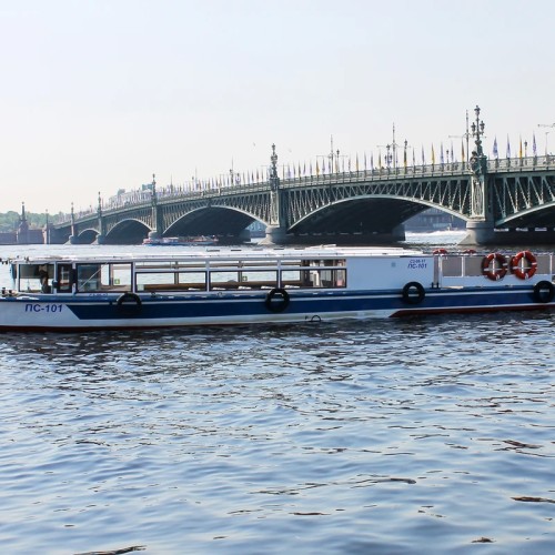 Ночной круиз вдоль парадных набережных и разведённых мостов Санкт-Петербурга