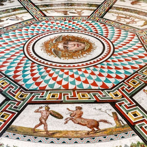 Экскурсия для детей «Каменная шкатулка Эрмитажа: малахит, лазурит и мозаика»