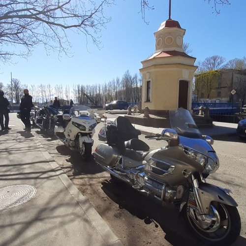 В Кронштадт и Петергоф — на мотоциклах