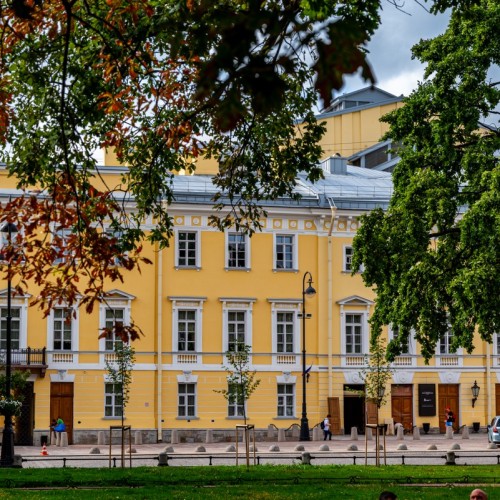 Легко ли быть звездой? Экскурсия по Петербургу с посещением Театрального музея