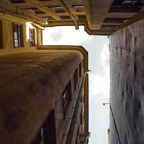 Секреты и лабиринты Петроградской стороны: дворы, парадные, легенды