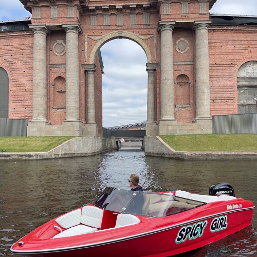 На красивом катере по Петербургу: индивидуальная прогулка