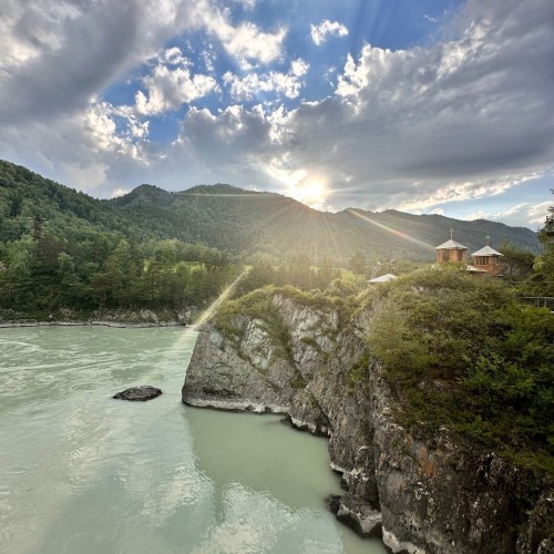 Лиловый наряд Алтая: путешествие по знаковым локациям и цветение маральника