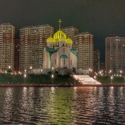 Самостоятельная прогулка на катере по живописному району Москвы