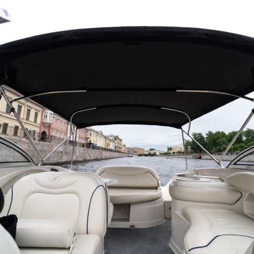 На роскошном катере — по рекам и каналам Санкт-Петербурга