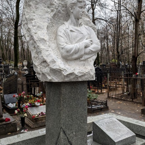 Кумиры, герои и святые старинного Ваганьковского кладбища в Москве