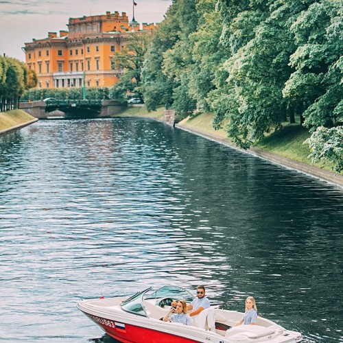 Обзорная прогулка на катере по рекам и каналам Санкт-Петербурга