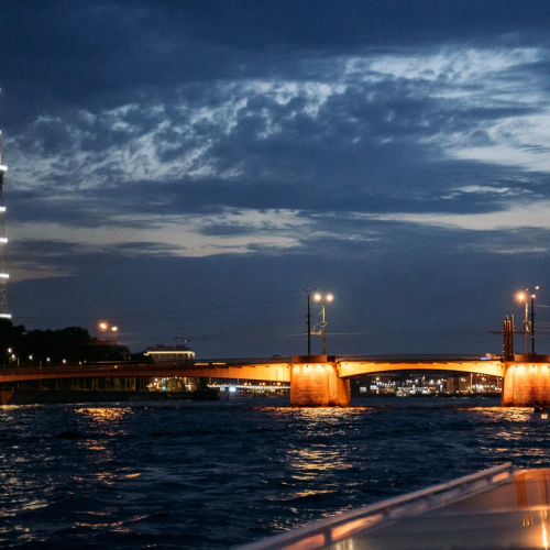 Развод мостов с Карповки — водная прогулка по ночному Петербургу