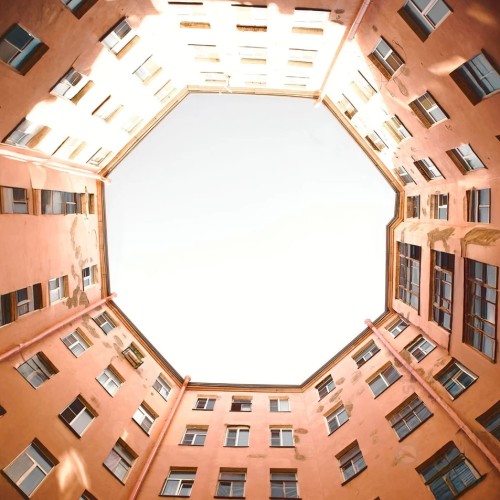 Секреты и лабиринты Петроградской стороны: дворы, парадные, легенды