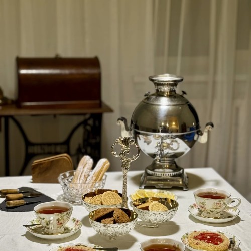 Чаепитие по-достоевски в коммунальной квартире Петербурга