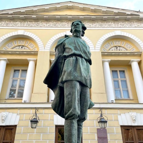 Истории женщин old money на прогулке по Поварской улице