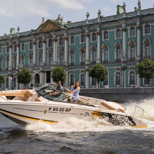 Путешествие по Неве и каналам на большом катере
