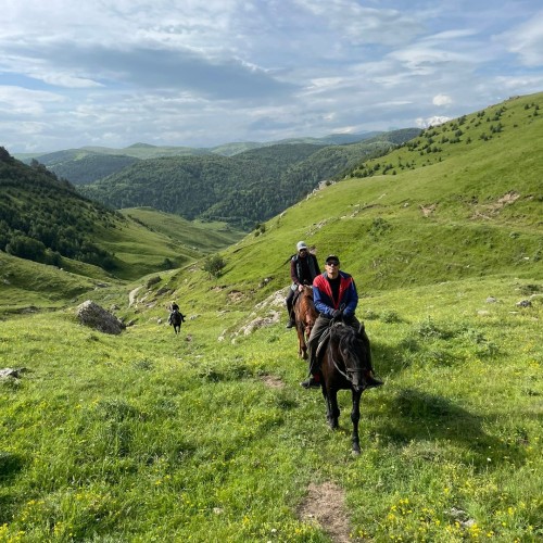 Выходные среди гор: к плато Бермамыт и Гришкиной балке на лошадях