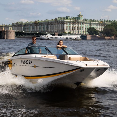 Путешествие по Неве и каналам на большом катере