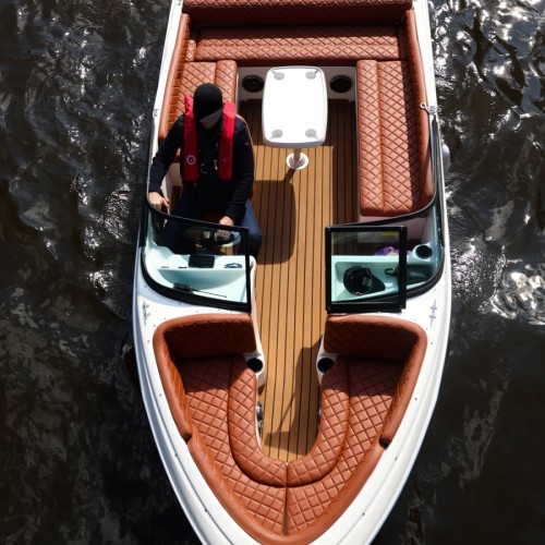 На стильном катере — к самому высокому зданию Европы