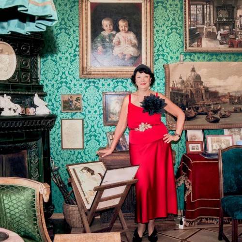 В гости к семье Бенуа: закрытая квартира и живая мелодия арфы