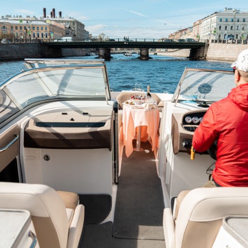 Классика Петербурга: прогулка на катере с аудиогидом или музыкой