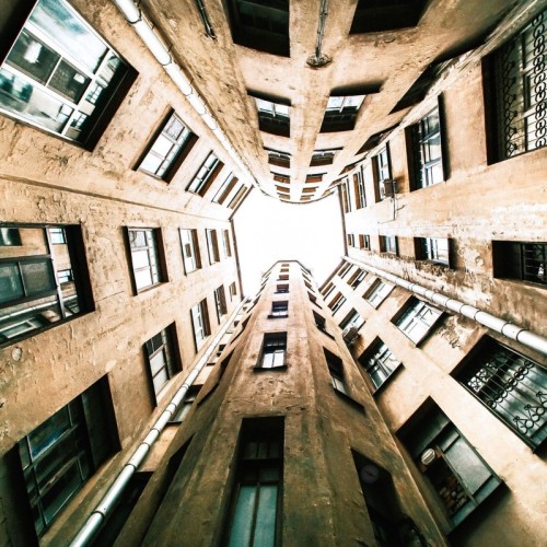 Секреты и лабиринты Петроградской стороны: дворы, парадные, легенды