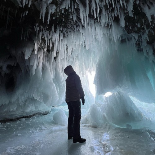 Зимняя рыбалка на льду Байкала своей компанией