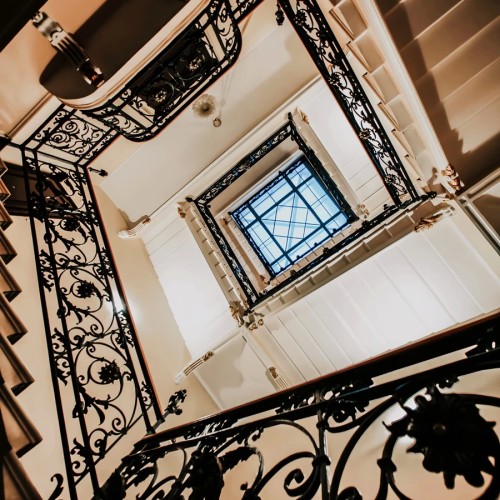 Петербург за закрытыми дверями: парадные лестницы и дворы-колодцы