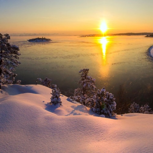 Пейзажи Карелии: прогулка по Ладожским шхерам на аэролодке
