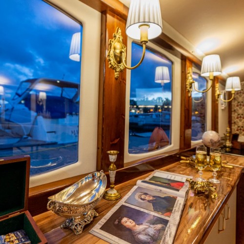 Индивидуальная экскурсия на атмосферном катере «Онегин»