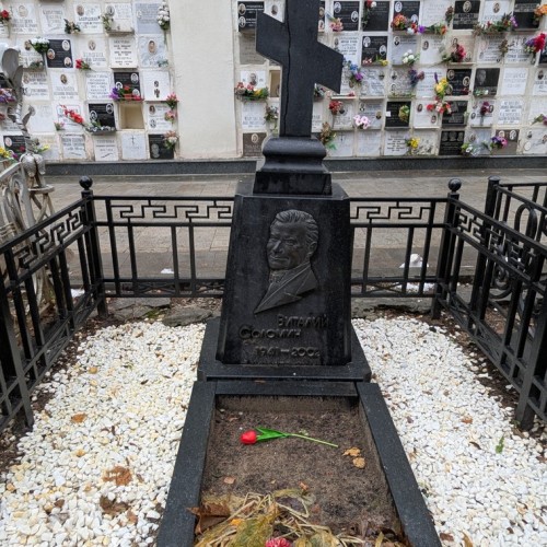 Кумиры, герои и святые старинного Ваганьковского кладбища в Москве